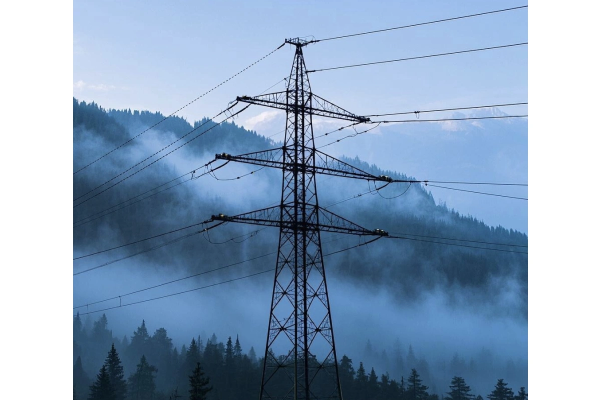 Quelles sont les caractéristiques de la tour d'alimentation électrique métallique?