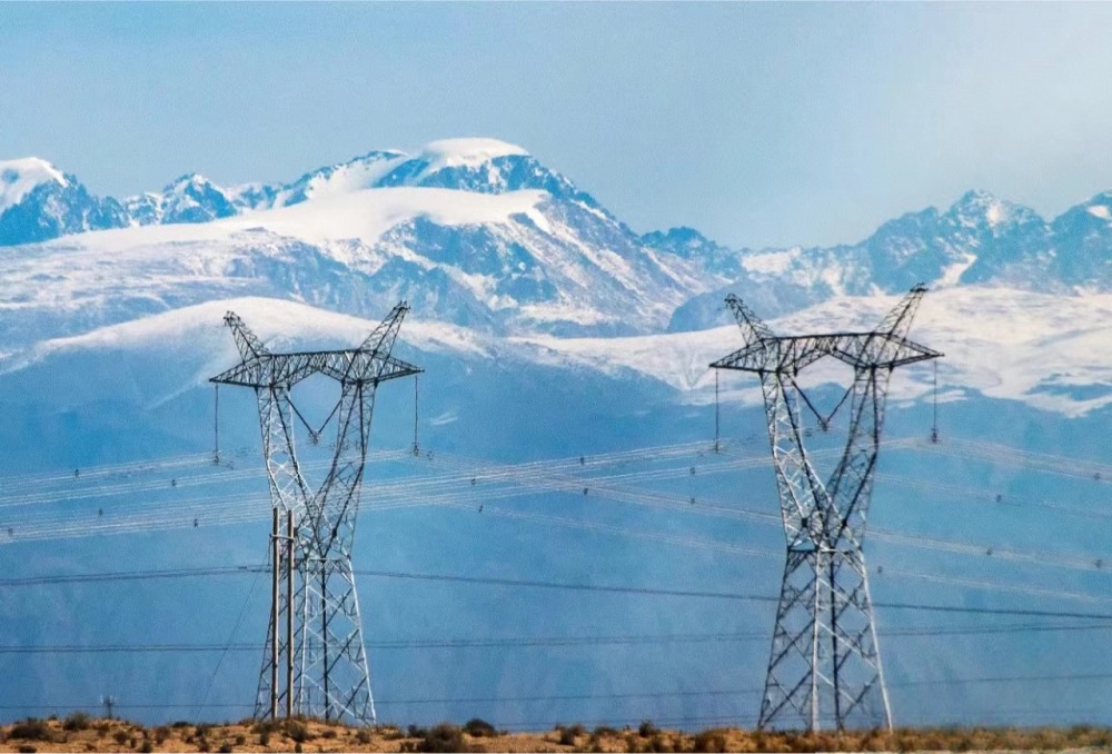Quelles sont les caractéristiques d'une tour de haute tension en métal droite?