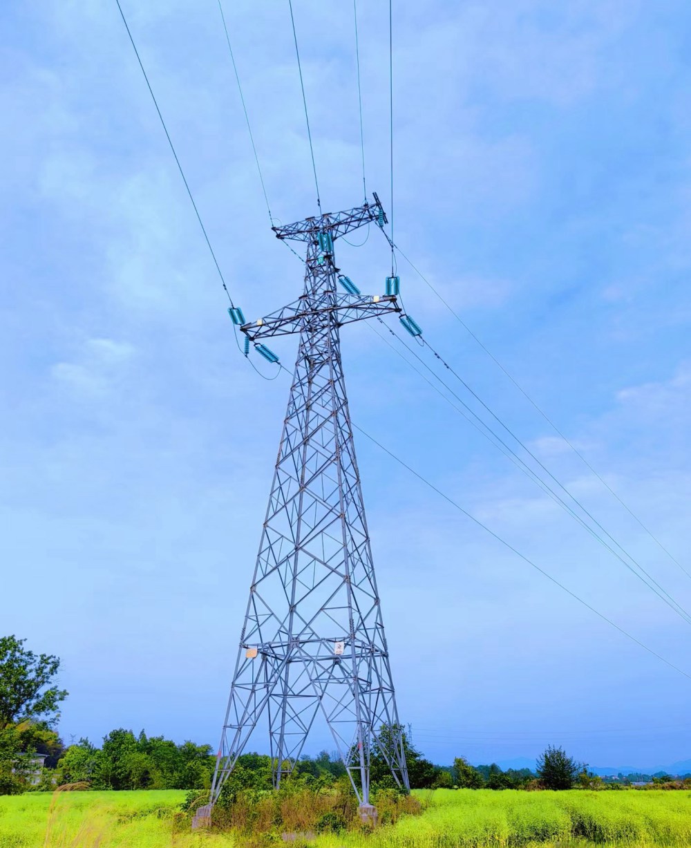 Quelles sont les caractéristiques de la tour de transmission métallique?