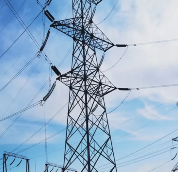 La relation entre la tour de transmission et la tension