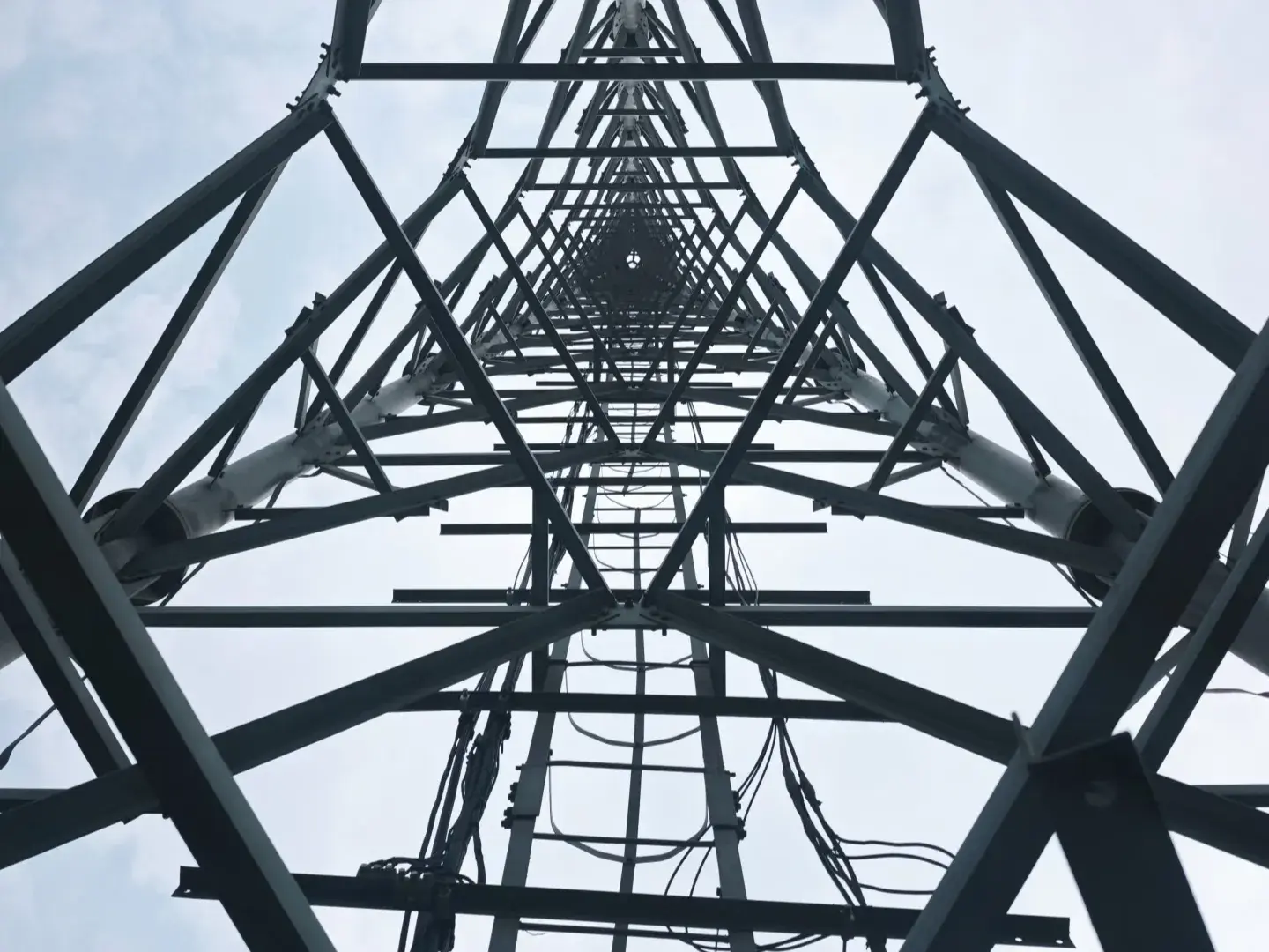 Esthétique symétrique des tours de transmission